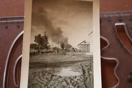 tolles altes Foto - Rauchschwaden über einem Dorf - Ort ???