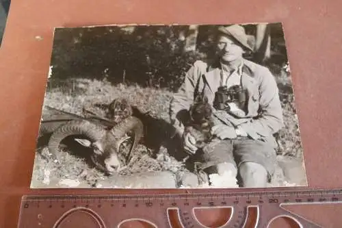 großes Foto - Jäger mit Dackel und erlegtem Wild 