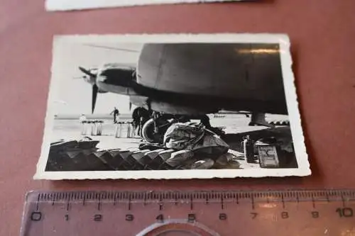 tolles altes Foto - Flugzeug wird beladen - Bomben ?