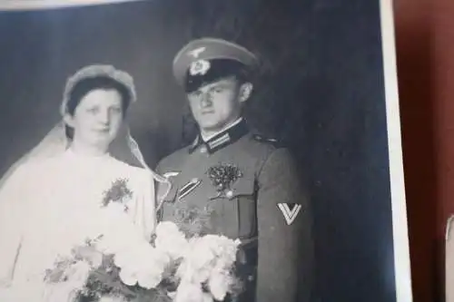 zwei tolle alte Hochzeitsfotos eines Soldaten