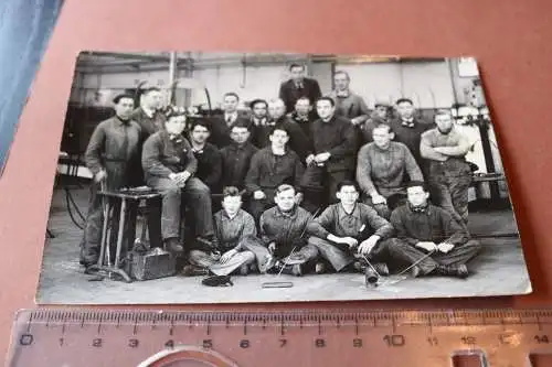 altes Gruppenfoto - Arbeiter  Schlosserei ?? Schweisser ?? 1920-25 ???