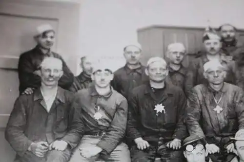 altes Gruppenfoto - Arbeiter - Mitarbeiter Kostüme - Orden ?? 1920-25 ??