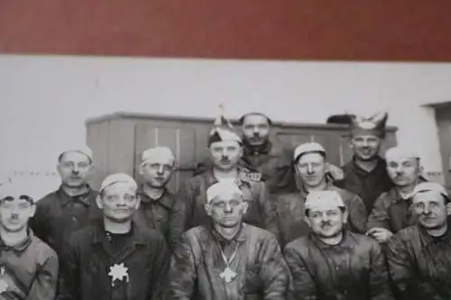 altes Gruppenfoto - Arbeiter - Mitarbeiter Kostüme - Orden ?? 1920-25 ??