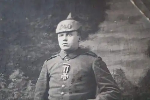 altes Foto - Portrait eines Soldaten Inf.Regt. 240 ? Pickelhaube, EK II Verleihu