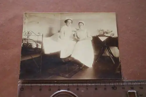 tolles altes Foto - zwei hübsche Krankenschwestern - Ort ?? 1910-20 ?