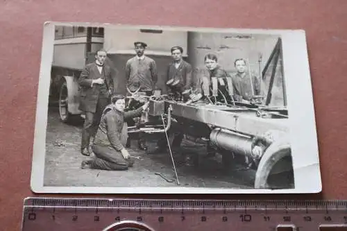 tolles altes Foto - Gruppe Männer, Lehrlinge ?? Automechaniker ? Leipzig 1912