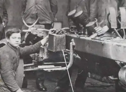 tolles altes Foto - Gruppe Männer, Lehrlinge ?? Automechaniker ? Leipzig 1912