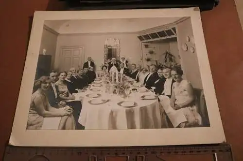 tolles altes großes Foto - feine Gesellschaft beim Essen - 20er Jahre ? Ort ?