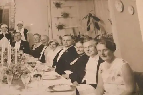 tolles altes großes Foto - feine Gesellschaft beim Essen - 20er Jahre ? Ort ?