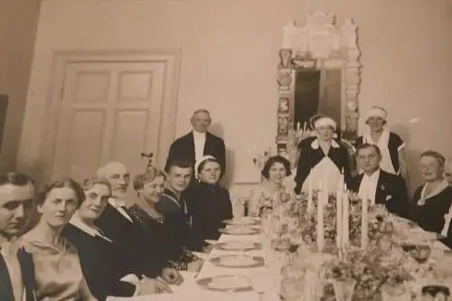 tolles altes großes Foto - feine Gesellschaft beim Essen - 20er Jahre ? Ort ?