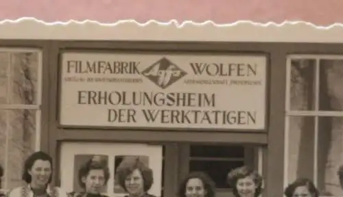 tolles altes Gruppenfoto Mitarbeiter - Erholungsheim Agfa Filmfabrik Wolfen 50-6