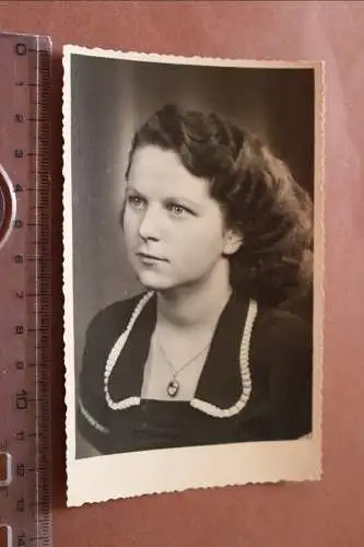 tolles altes Foto - Portrait einer hübschen Frau - Wolfen 1952