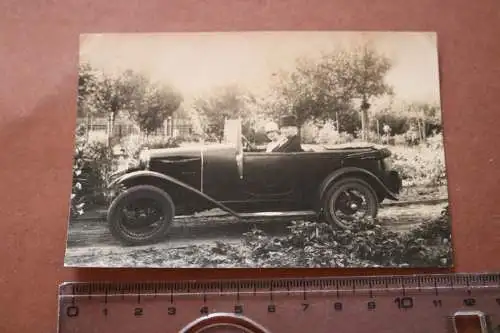 tolles altes Foto - Frau und Mann mit mir unbekannten Oldtimer Cabriolet