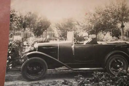 tolles altes Foto - Frau und Mann mit mir unbekannten Oldtimer Cabriolet