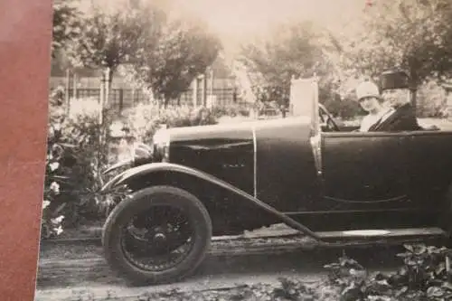 tolles altes Foto - Frau und Mann mit mir unbekannten Oldtimer Cabriolet