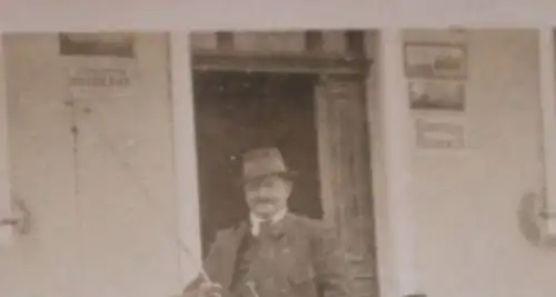 tolles altes Foto - Pferdekutsche vor Studenten-Herberge in Freiburg i. B.