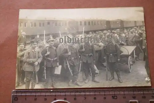 tolles altes Foto - Landsturmsoldaten mit russischen ? Gefangenen am Bahnhof 
