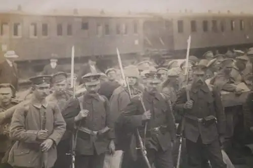 tolles altes Foto - Landsturmsoldaten mit russischen ? Gefangenen am Bahnhof