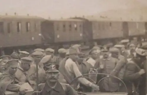 tolles altes Foto - Landsturmsoldaten mit russischen ? Gefangenen am Bahnhof