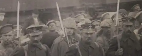 tolles altes Foto - Landsturmsoldaten mit russischen ? Gefangenen am Bahnhof