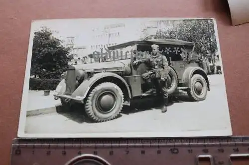 tolles altes Foto - Soldat mit Einheitswagen - Stadt in Bulgarien