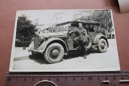 tolles altes Foto - Soldat mit Einheitswagen - Stadt in Bulgarien 