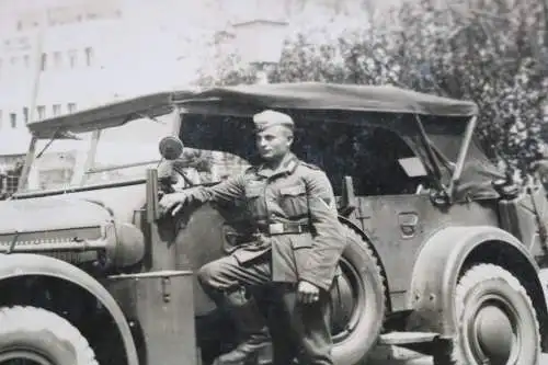 tolles altes Foto - Soldat mit Einheitswagen - Stadt in Bulgarien