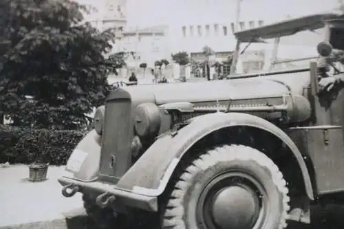 tolles altes Foto - Soldat mit Einheitswagen - Stadt in Bulgarien