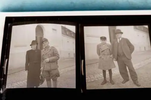 zwei alte Negative - Mann mit Sohn, Frau mit Soldat Afrika-Medaille ??