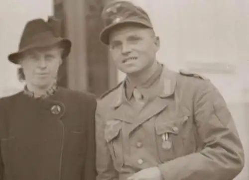 zwei alte Negative - Mann mit Sohn, Frau mit Soldat Afrika-Medaille ??