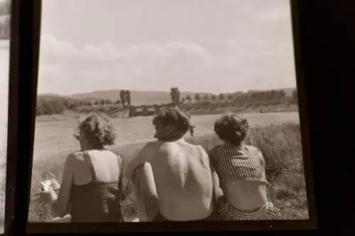 fünf tolle alte  Negative hübsche Frauen und Mann baden am Fluss - 50-60er Jahre