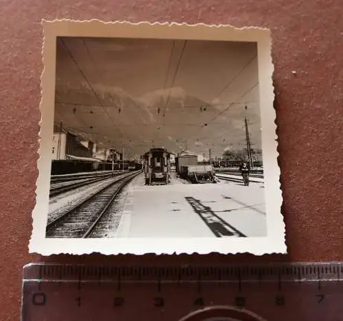 tolles altes Foto - mir unbekannter Bahnhof Bahnsteig, Güterwaggons
