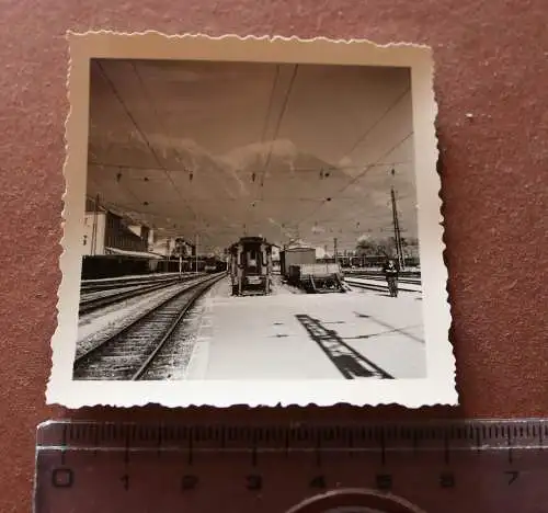 tolles altes Foto - mir unbekannter Bahnhof Bahnsteig, Güterwaggons 