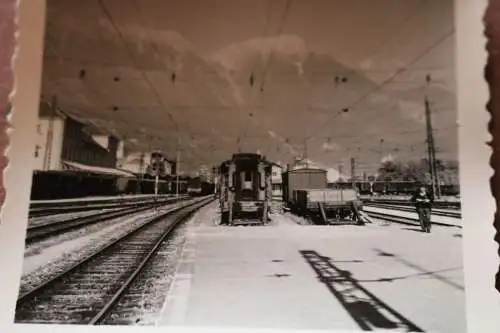 tolles altes Foto - mir unbekannter Bahnhof Bahnsteig, Güterwaggons