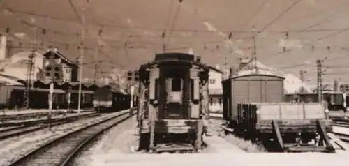 tolles altes Foto - mir unbekannter Bahnhof Bahnsteig, Güterwaggons