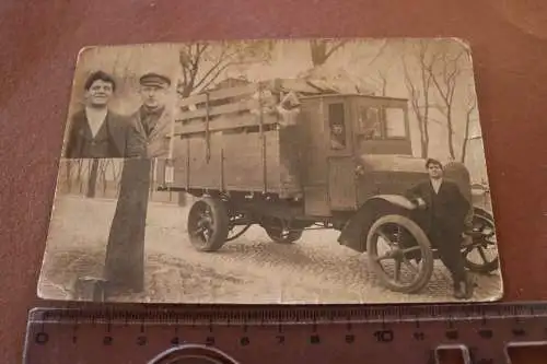 tolles altes Foto - zwei Männer mit Oldtimer LKW - Fuhrunternehmen ? 1923 ?