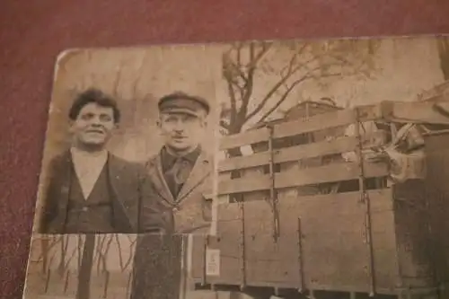 tolles altes Foto - zwei Männer mit Oldtimer LKW - Fuhrunternehmen ? 1923 ?