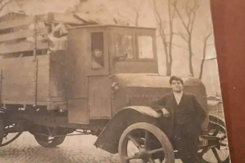 tolles altes Foto - zwei Männer mit Oldtimer LKW - Fuhrunternehmen ? 1923 ?