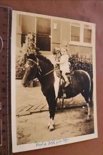 tolles altes Foto kleines Mädchen auf einem Pony  20-40er Jahre ?