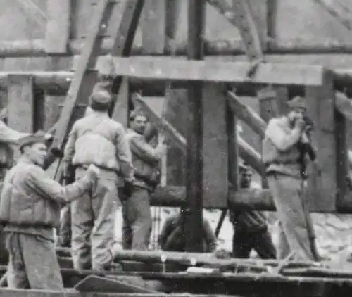 tolles altes Foto -  Schweizer ???? Soldaten bauen eine Brücke - Brugg