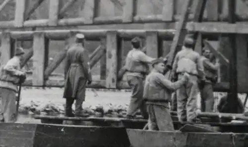 tolles altes Foto -  Schweizer ???? Soldaten bauen eine Brücke - Brugg