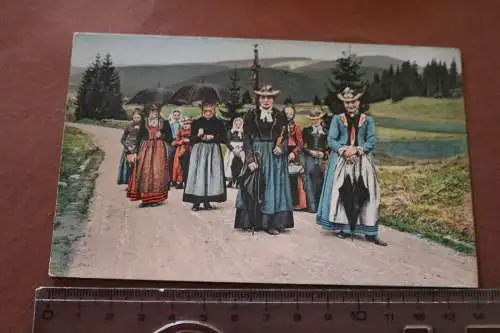 tolle alte Karte - Schwarzwälderinnen a.d. Gang zur Kirche  Trachten