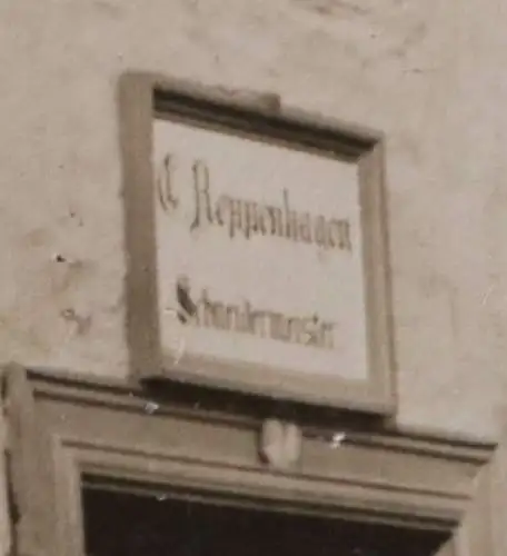 tolles altes Foto - Personen vor Haus Geschäft CL. Reppenhagen Schneidermeister