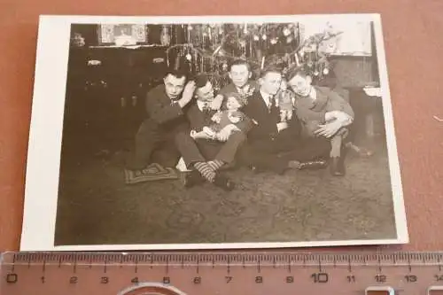 tolles altes Foto -  Männer mit Spielzeugpuppen am spielen - 1928