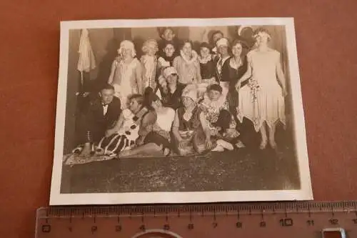 tolles altes Foto -  Gruppe Personen in Kostümen - Sylvester ?? 1927/28