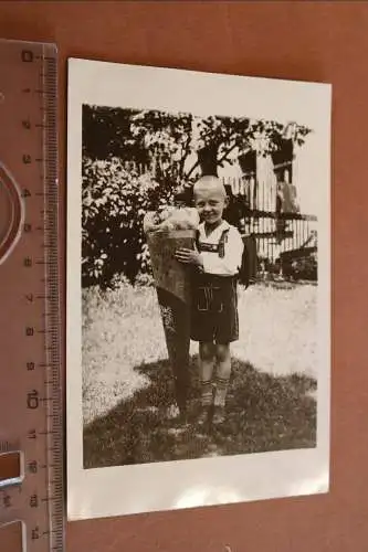 tolles altes Foto - kleiner Junge in Lederhose mit Schultüte 1910-20