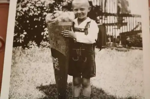 tolles altes Foto - kleiner Junge in Lederhose mit Schultüte 1910-20