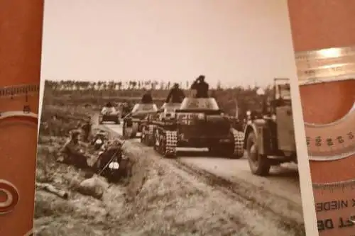 tolles altes Foto - deutsche Panzer auf Strasse - Repro !!! neuzeitl. Abzug