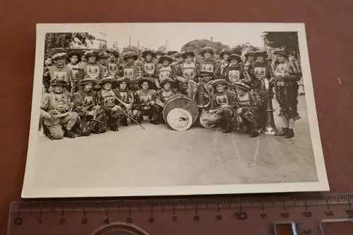 tolles altes Foto - Musikverein in alten Gewändern - Schwelm ? - Wappen