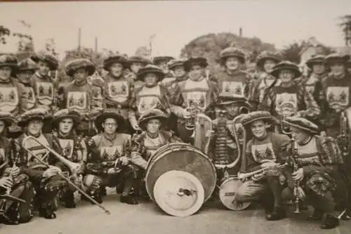 tolles altes Foto - Musikverein in alten Gewändern - Schwelm ? - Wappen